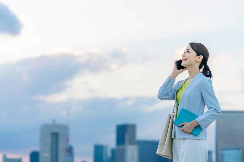 スマートフォンで通話している女性