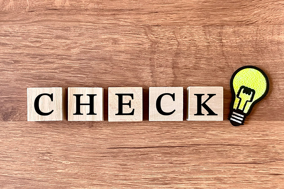 ブロックにCHECKと書かれているイメージ