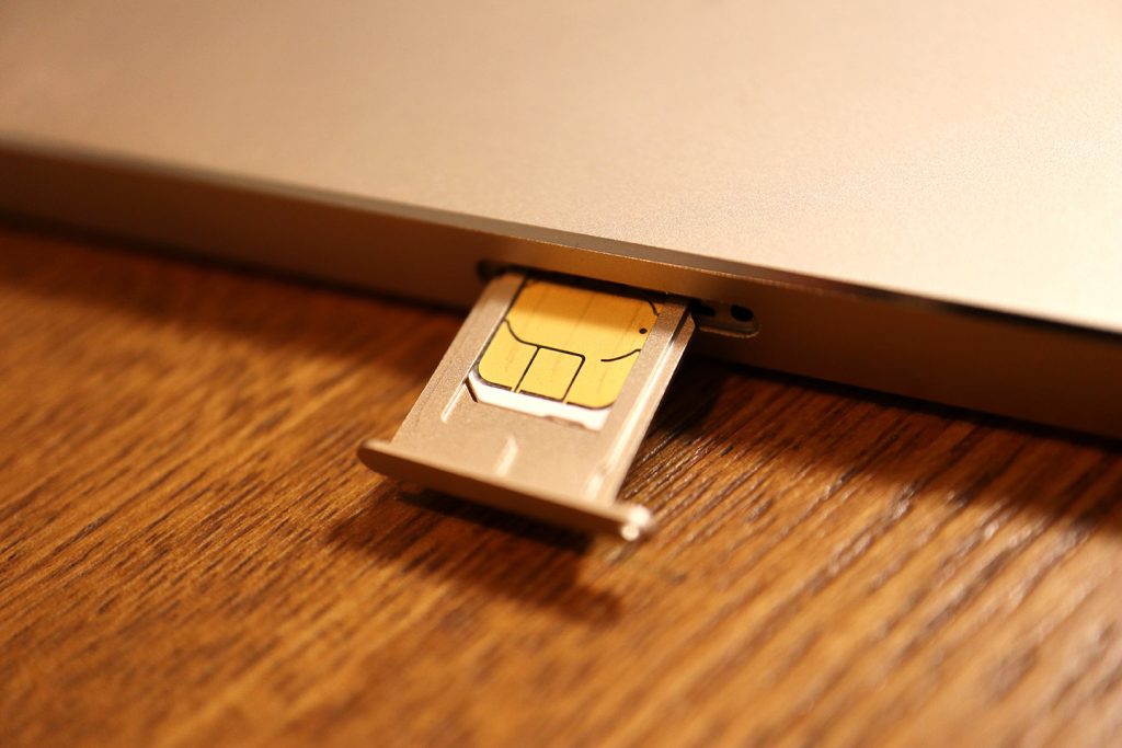 スマートフォンにSIMカードを差すところ