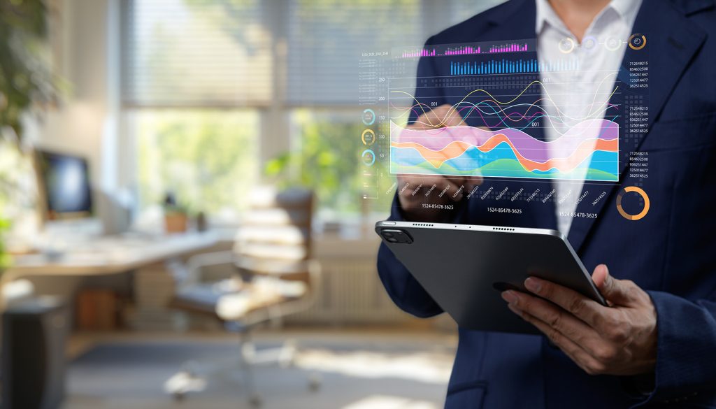 タブレットで情報分析するビジネスマン