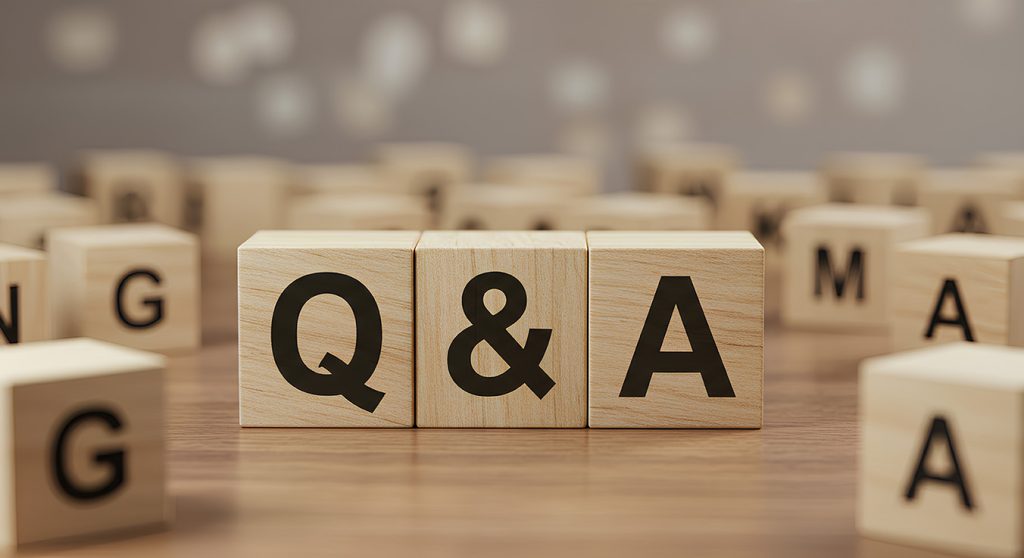 木製ブロックで「Q & A」を表現した構図
