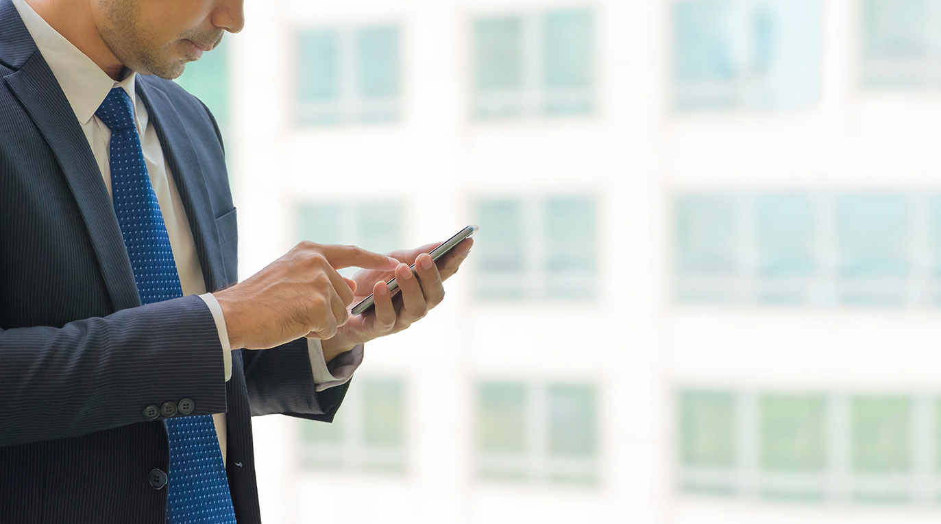 スマートフォンを操作するビジネスマンの手元