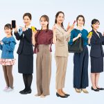 手に持ったスマートフォンを指差す女性グループ