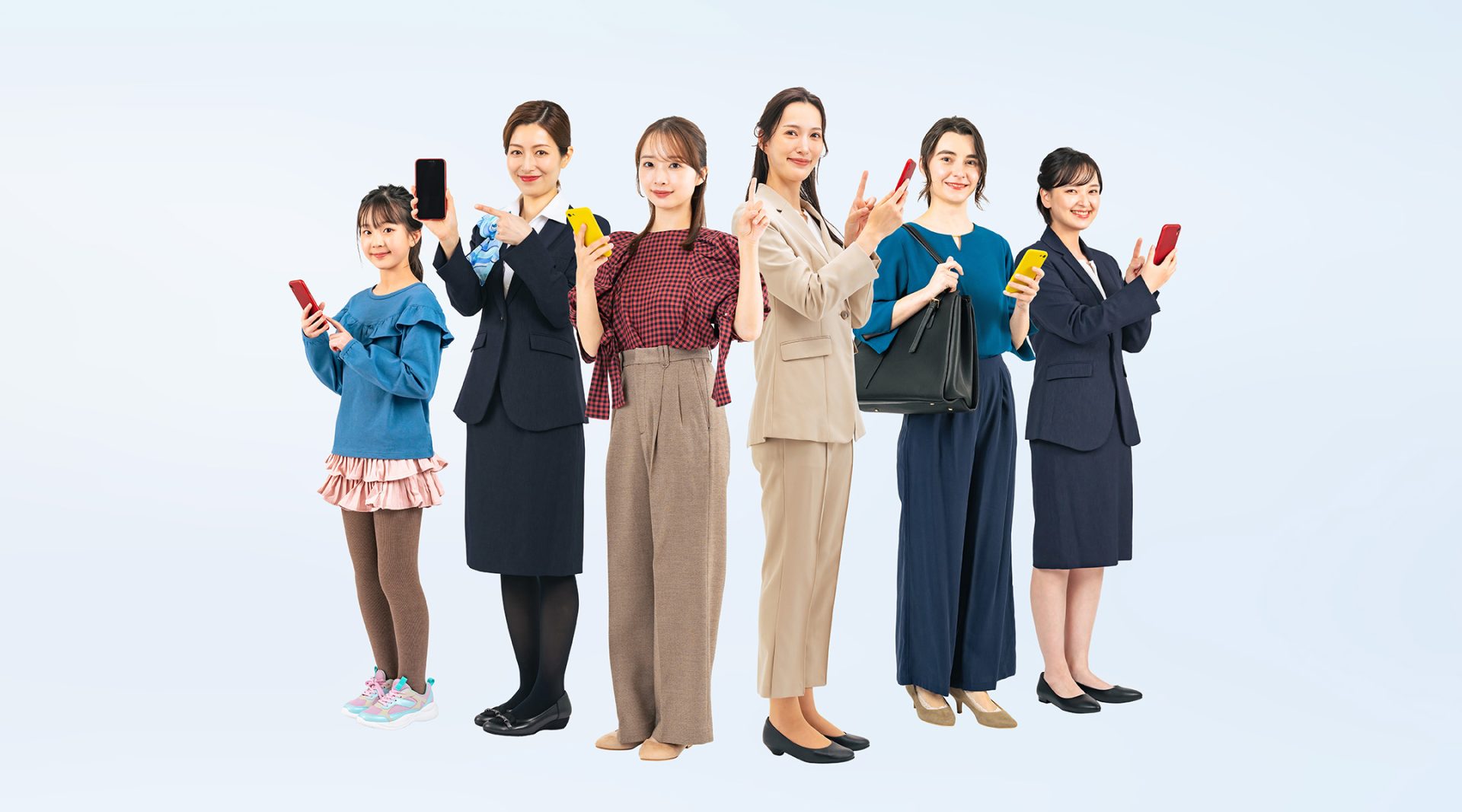 手に持ったスマートフォンを指差す女性グループ