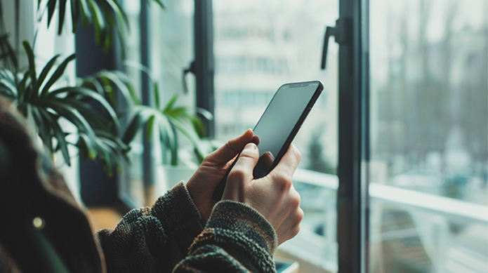 スマートフォンを持つ手元