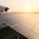 太陽光パネルと遠隔監視カメラ